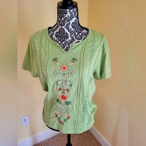 SHENANIGANS Women's Vintage Brand Floral Embroidered Pullover Shirt.